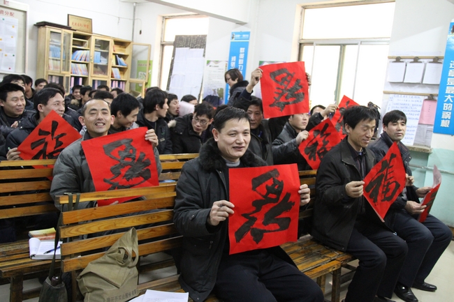 太平煤矿工会女工委开展“送福字到工区”活动