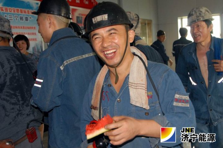 霄云煤矿组织开展井口送清凉及安全知识有奖竞答活动