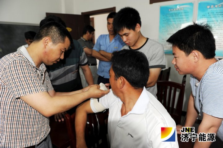 鹿洼煤矿开展职工自救互救实操演练活动