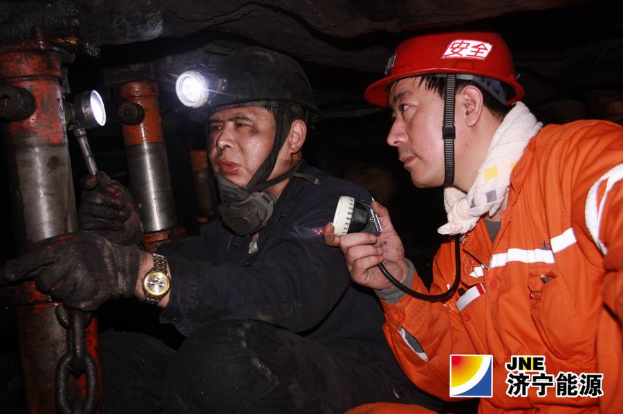 记太平煤矿矿长助理兼采煤一工区区长姚俊忙