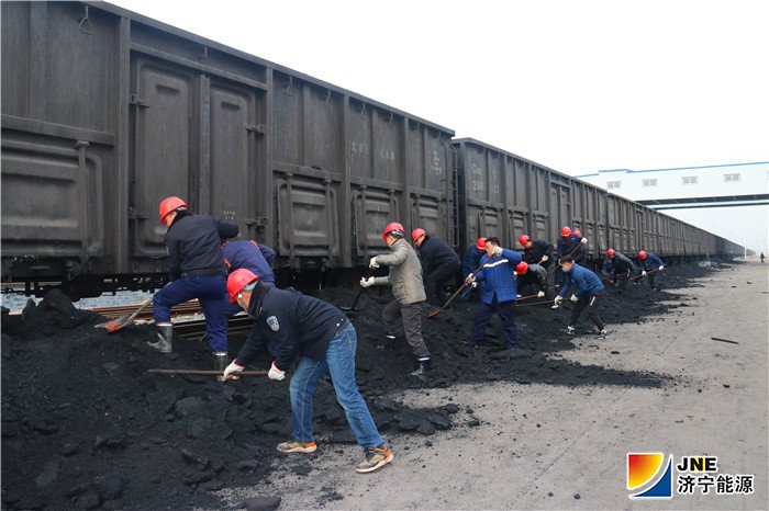 2018年12月9日，济矿物流全员齐上阵 抢卸冻煤出高效（路英杰）3_副本.jpg