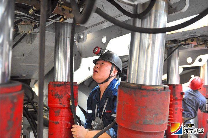 2019年4月8日，运河煤矿职工胡灿宾喜获济宁市“五一”劳动奖章(陶文军 张弘）.jpg