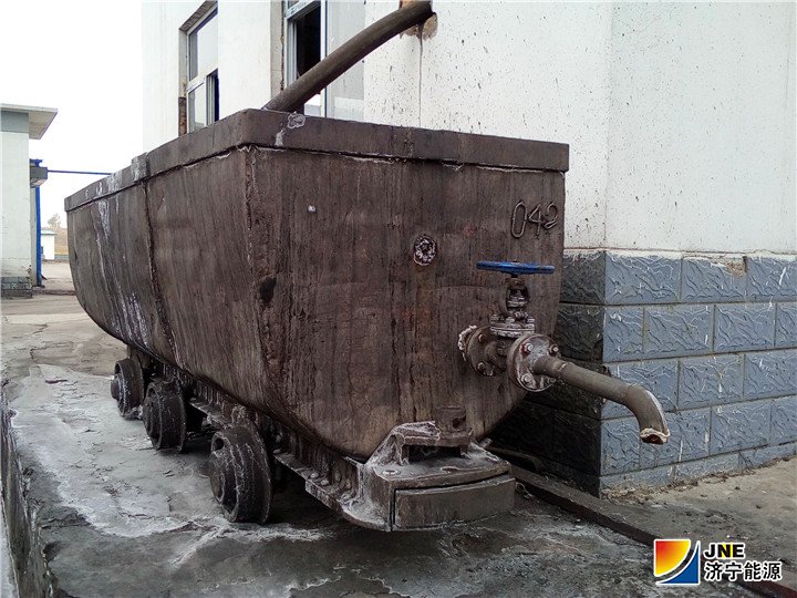 1554967290328461.jpg 2019年4月8日,朱家峁煤矿利用废旧矿车加工制作成“可移动式煤泥沉淀池”(仇文摄).jpg