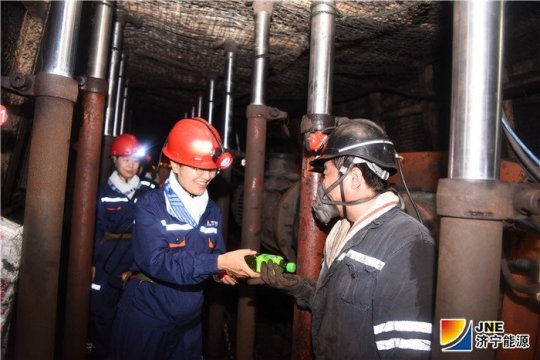 金桥煤矿女工、矿嫂下井看矿山新变化