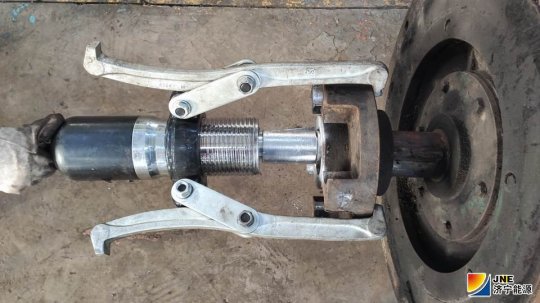 自主设计液压拉马  安居煤矿日常维修更安全