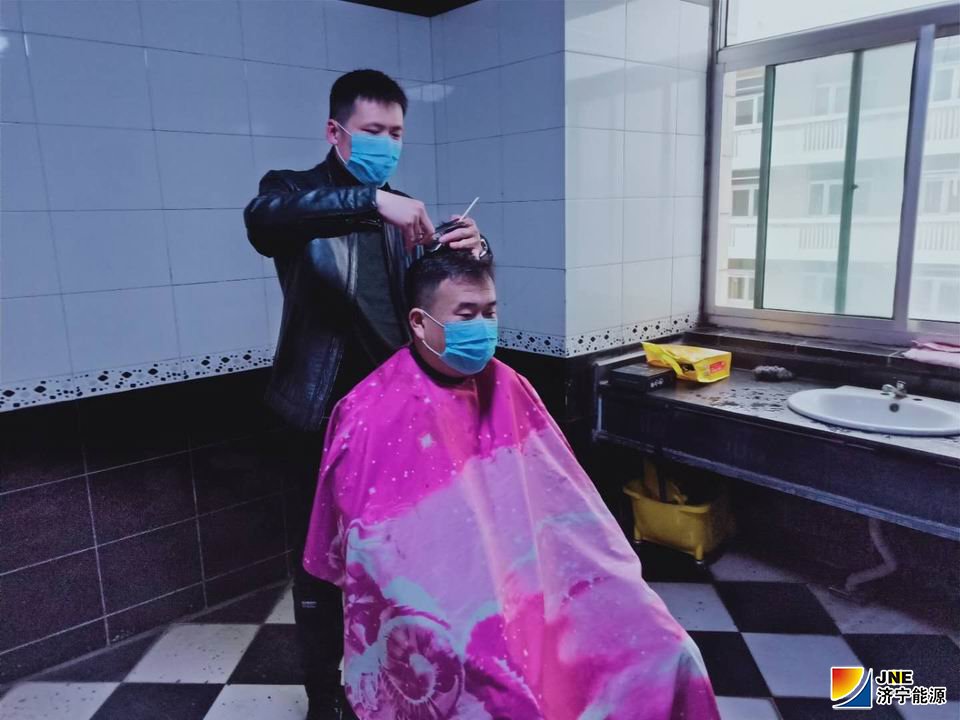传递爱与温暖的“理发师”（运河煤矿 彭光辉）.jpg
