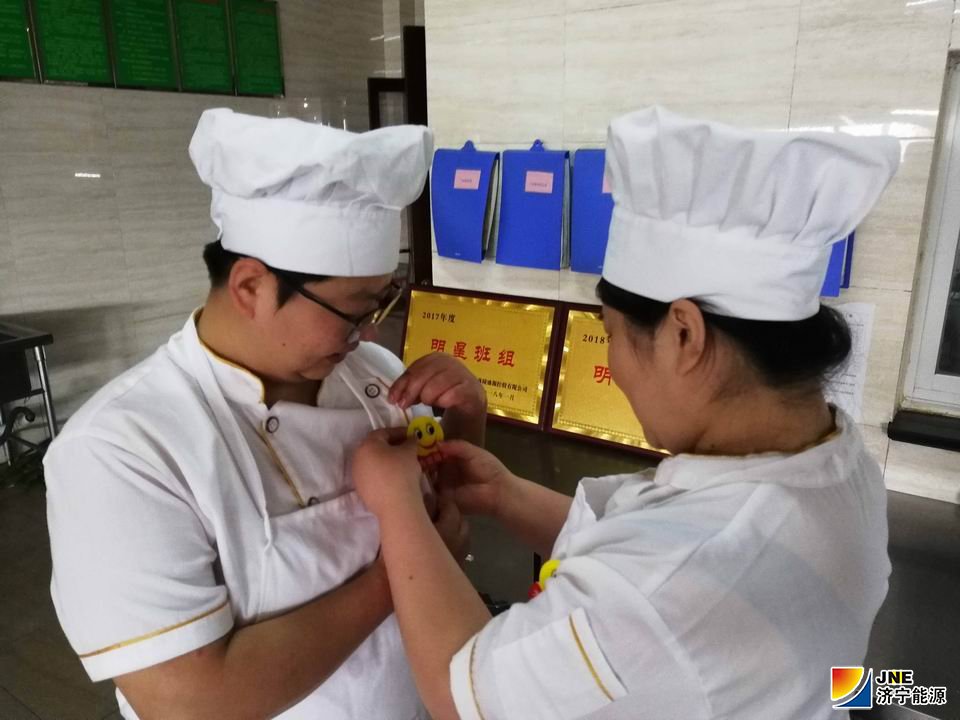 1599204321887013.jpg 安居煤矿职工食堂职工佩戴“笑脸牌”上岗.jpg