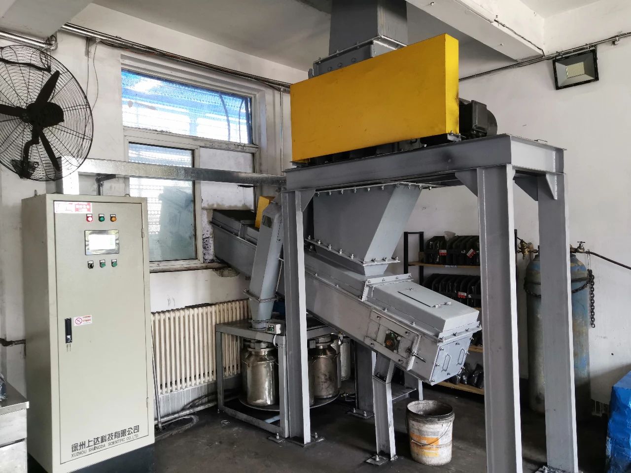 1602549121945423.jpg 集团公司首套自动采制样机在安居煤矿投入使用2.jpg