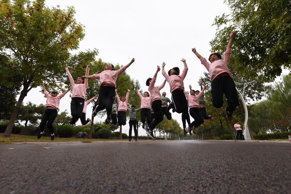 1602595875970380.jpg 2020年10月10日,金桥煤矿组织开展“我运动、我健康、我快乐”健步走活动.jpg