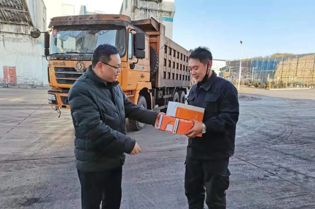 1608711464387228.jpg 今天的饺子真香!此时的慰问最暖!8.jpg