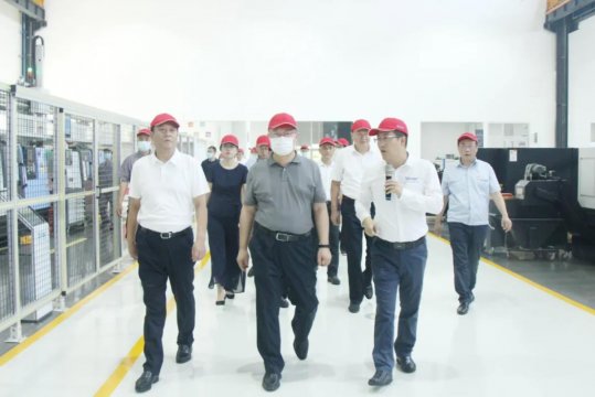 张国洲到精密制造产业园联系服务企业报到并调研