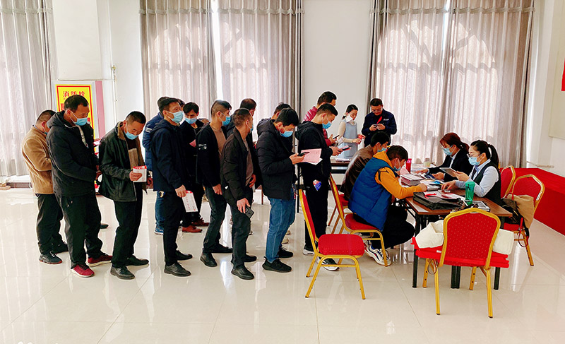 2121年11月12日朱家峁煤矿贴心送服务 为新入职职工现场办理工资卡（范元元摄）.jpg