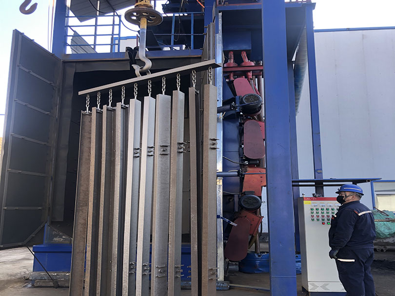 2021年11月18日朱家峁煤矿机修厂自主设计吊装横梁  促工作效率持续提升（张小光摄）.jpg