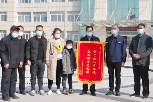 纵身一跃！他舍命勇救落水儿童