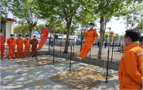 济矿集团救护中队开展第一季度标准化和个人技术达标考核