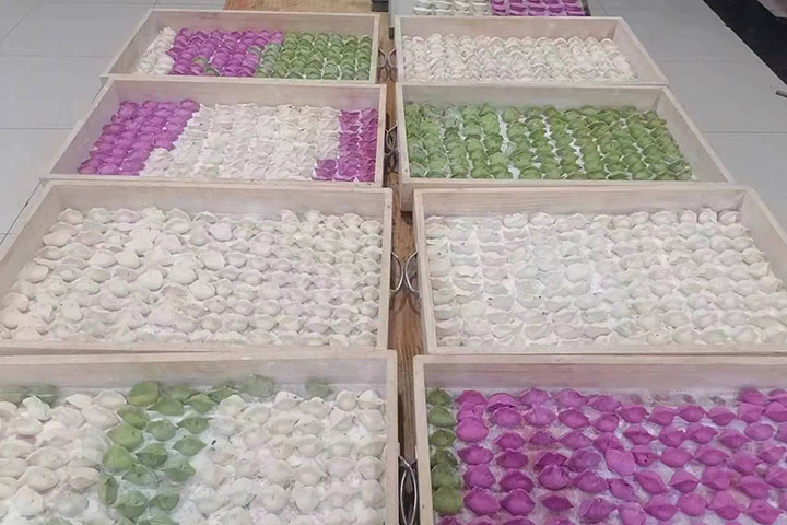 2023年1月22日，运河煤矿食堂为职工们准备了彩色饺子。（地点：运河煤矿，拍摄：李健） (1).jpg