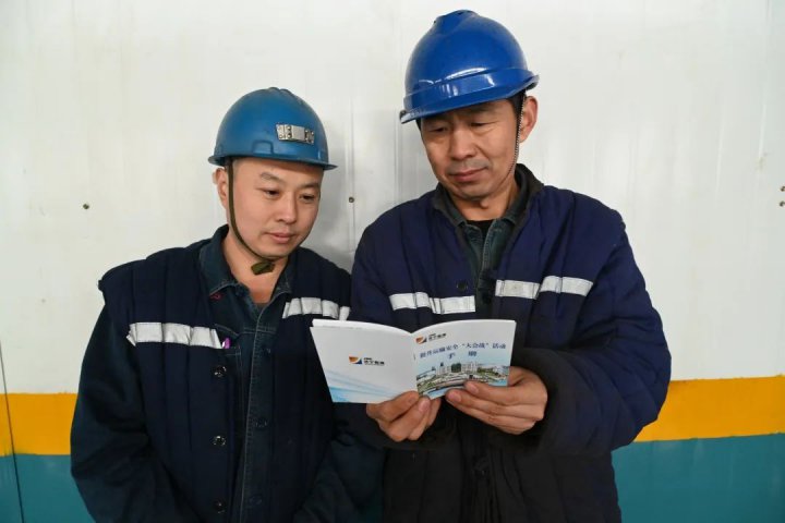 深入推进提升运输安全“大会战”！霄云煤矿印发安全操作指南“明白纸 ”获好评