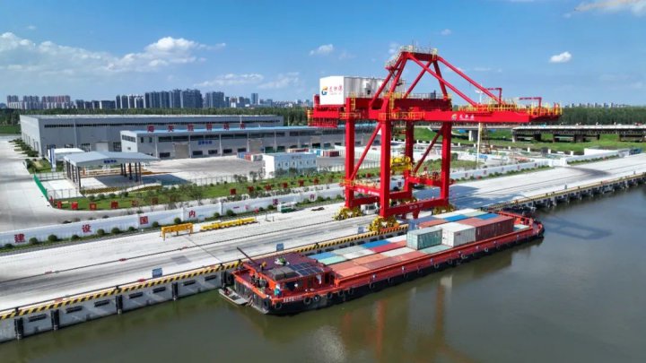 龙拱港外贸箱首次满载出海