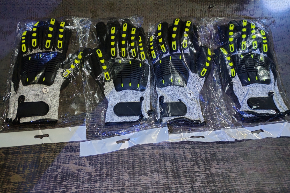 1758340843380874.jpg 防砸手套.jpg