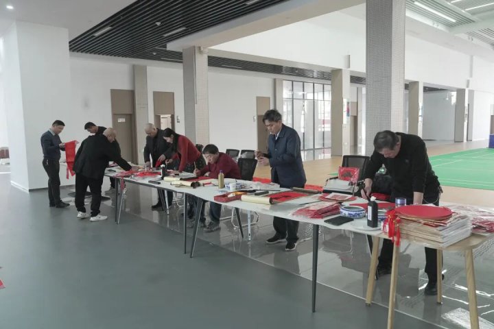 山东融汇集团书画协会开展写春联送祝福活动