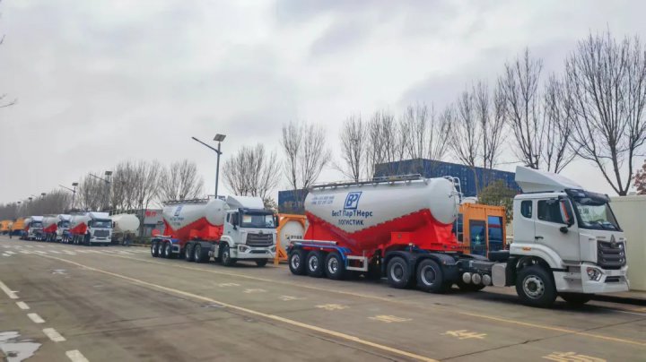 曙岳车辆粉罐车订单发运云南、新疆