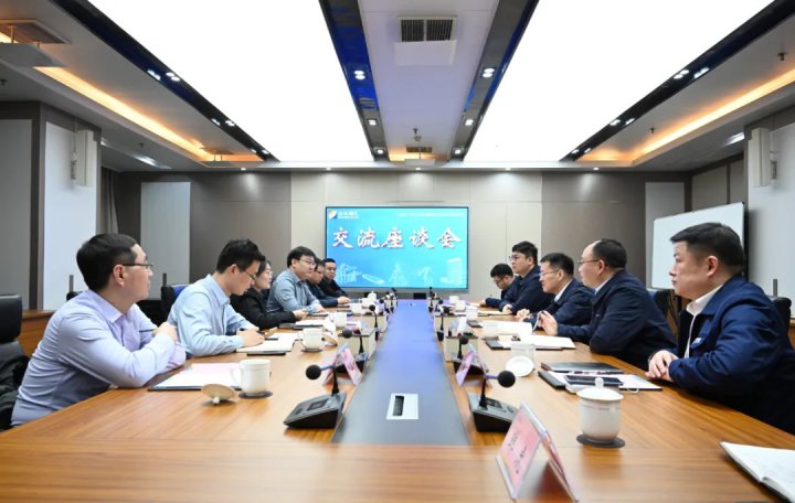 济宁市委网信办、曲阜师范大学领导到山东融汇集团座谈交流