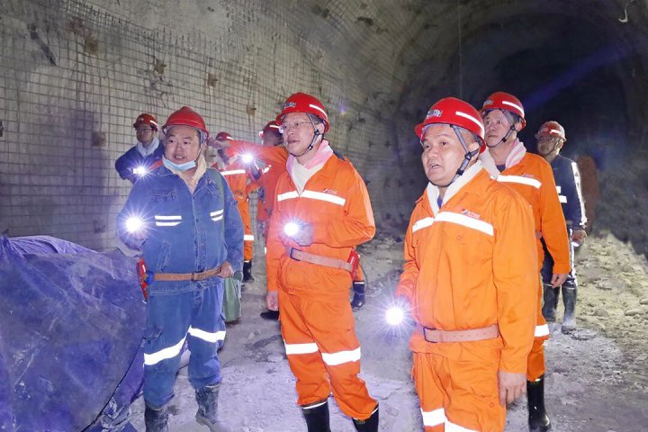 王崇景到金桥煤矿二号井、鑫能热电调研指导工作