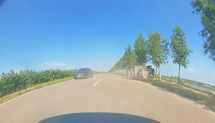 点赞！霄云煤矿一青年职工见义勇为救助车祸群众