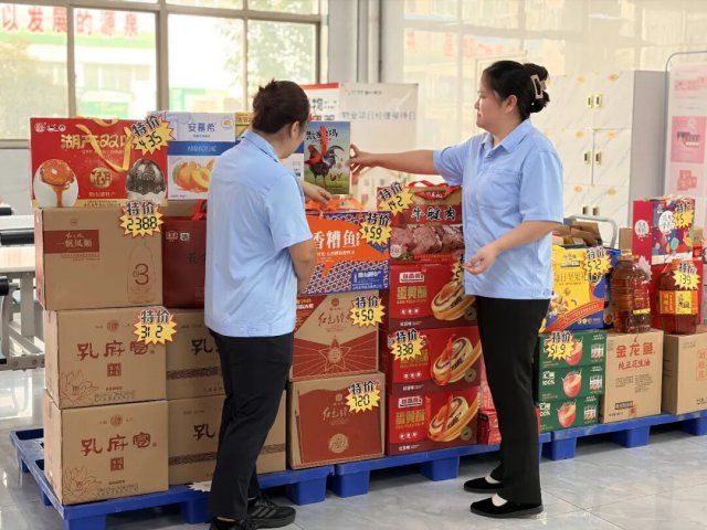 “送货上门”！融兴商业中秋便利服务获职工点赞