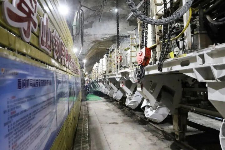 金桥煤矿TBM“弯道攻坚”跑出加速度